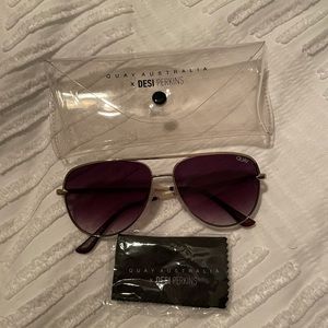 Quay Sahara Mini Sunglasses gold Desi x Quay